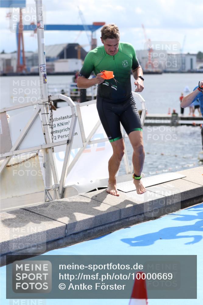 16.08.2026 - KN Förde Triathlon 2026 Antke Förster http://msf.ph/oto/10000669 16.08.2026 14:55:23 Schwimmen 19, 26, 27, 28, 30, 35, 36, 21, 23, 25, 29, 37 meine-sportfotos.de