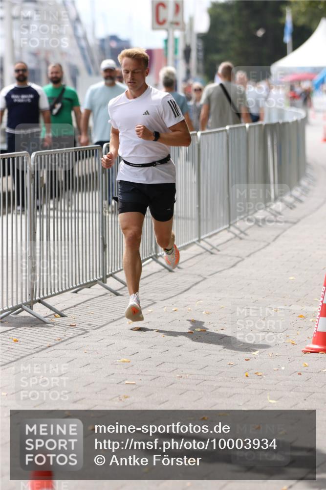 16.08.2026 - KN Förde Triathlon 2026 Antke Förster http://msf.ph/oto/10003934 16.08.2026 13:30:07 Laufen  meine-sportfotos.de