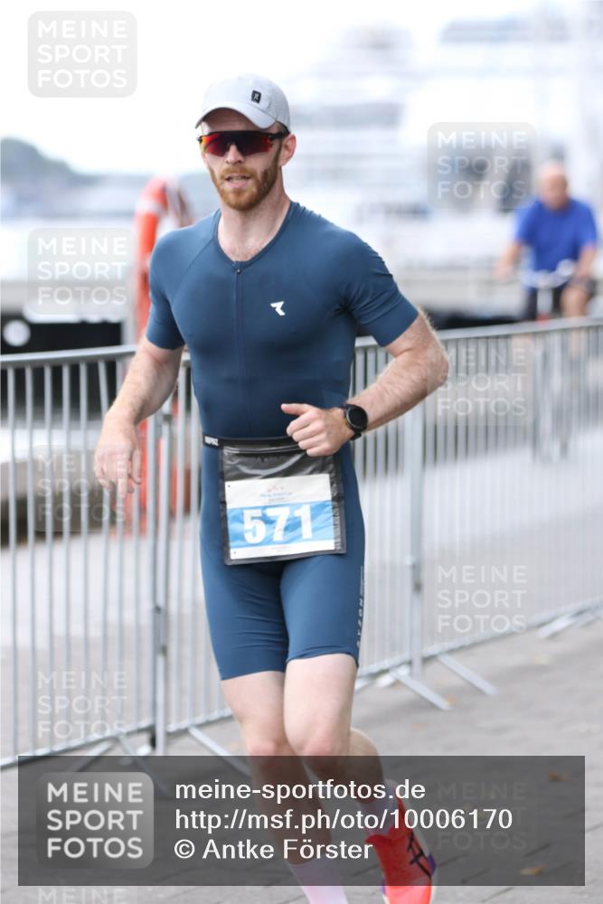 16.08.2026 - KN Förde Triathlon 2026 Antke Förster http://msf.ph/oto/10006170 16.08.2026 13:45:01 Laufen 571, 701 meine-sportfotos.de