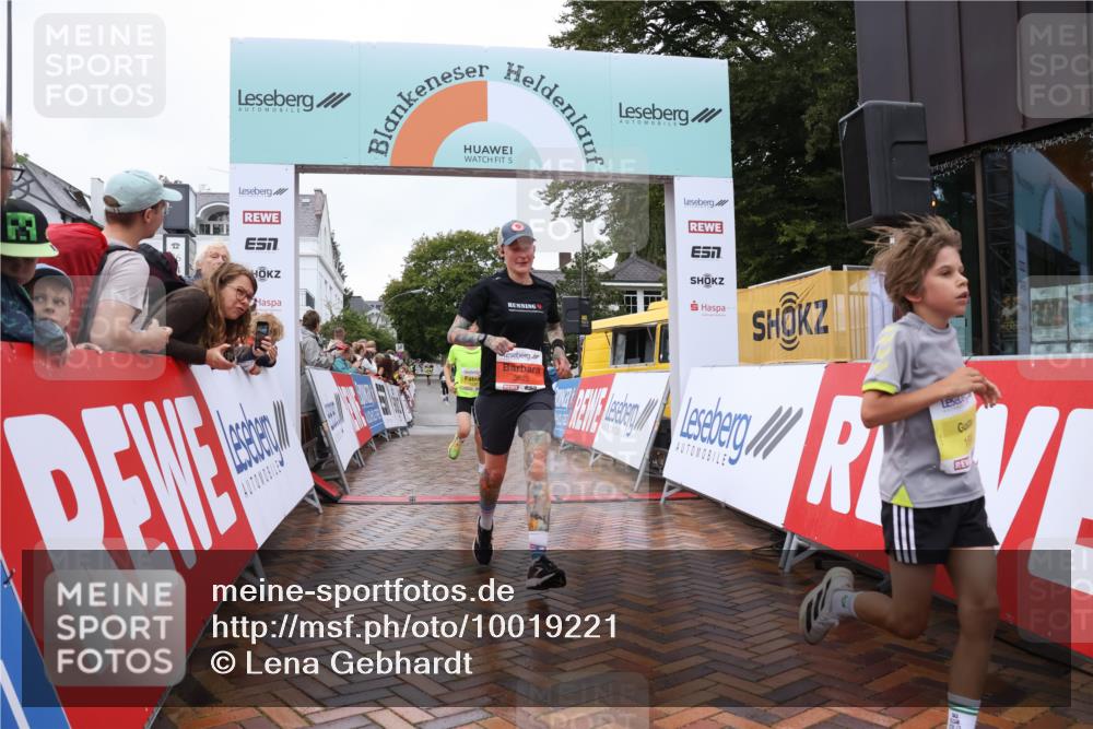 30.08.2026 - Blankeneser Heldenlauf Lena Gebhardt http://msf.ph/oto/10019221 30.08.2026 09:37:24 Ziel 1330, 1393, 1696, 3506, 3629 meine-sportfotos.de