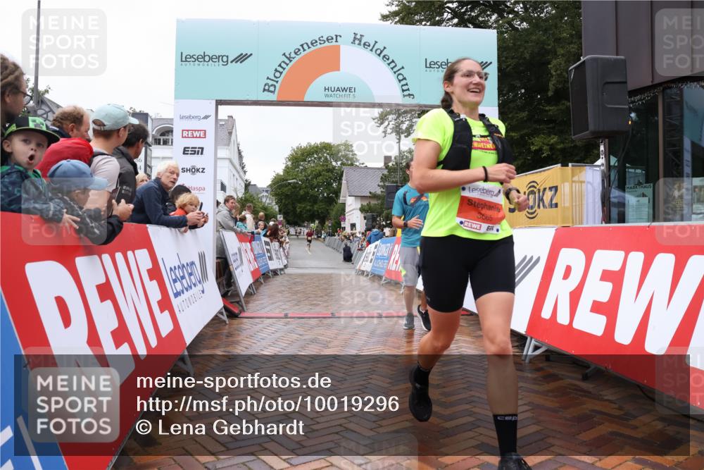 30.08.2026 - Blankeneser Heldenlauf Lena Gebhardt http://msf.ph/oto/10019296 30.08.2026 09:37:44 Ziel 1057, 1118, 1805, 3665 meine-sportfotos.de