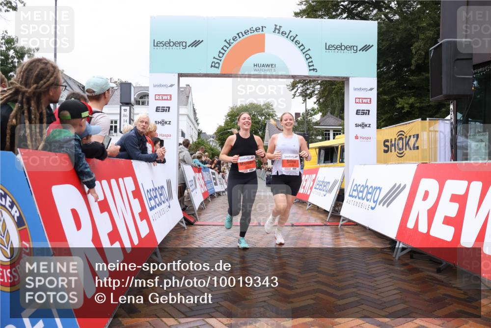30.08.2026 - Blankeneser Heldenlauf Lena Gebhardt http://msf.ph/oto/10019343 30.08.2026 09:38:14 Ziel 3537, 3538 meine-sportfotos.de