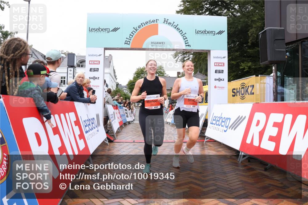 30.08.2026 - Blankeneser Heldenlauf Lena Gebhardt http://msf.ph/oto/10019345 30.08.2026 09:38:14 Ziel 3537, 3538 meine-sportfotos.de
