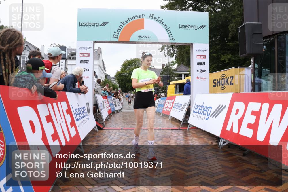 30.08.2026 - Blankeneser Heldenlauf Lena Gebhardt http://msf.ph/oto/10019371 30.08.2026 09:38:30 Ziel 1402, 3561, 3604 meine-sportfotos.de