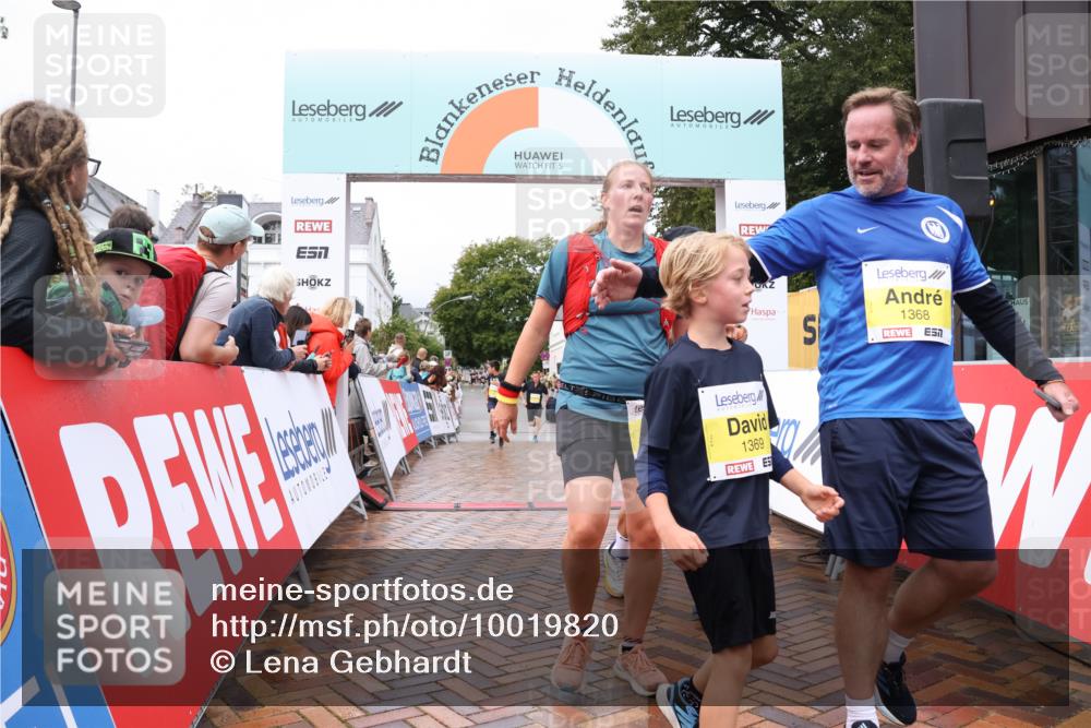 30.08.2026 - Blankeneser Heldenlauf Lena Gebhardt http://msf.ph/oto/10019820 30.08.2026 09:41:34 Ziel 1368, 1369, 1421, 1523, 1531, 1604, 3501, 3725 meine-sportfotos.de