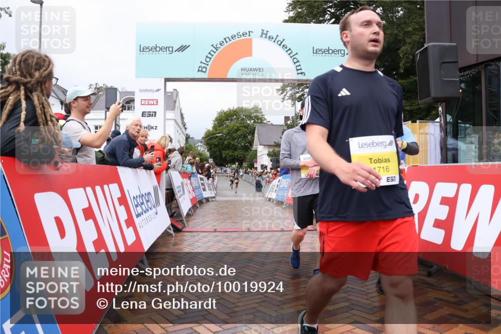30.08.2026 - Blankeneser Heldenlauf Lena Gebhardt http://msf.ph/oto/10019924 30.08.2026 09:42:09 Ziel 1048, 1063, 1716, 3700, 3736 meine-sportfotos.de