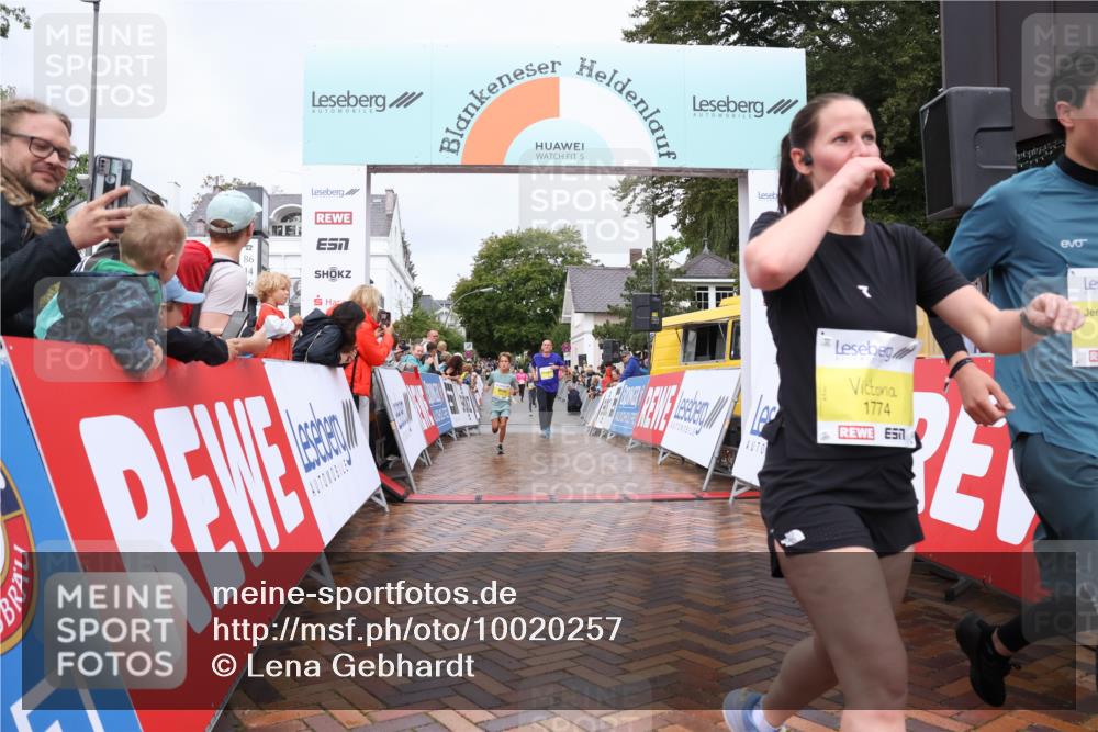 30.08.2026 - Blankeneser Heldenlauf Lena Gebhardt http://msf.ph/oto/10020257 30.08.2026 09:43:45 Ziel 1174, 1188, 1526, 1661, 1691, 1774 meine-sportfotos.de