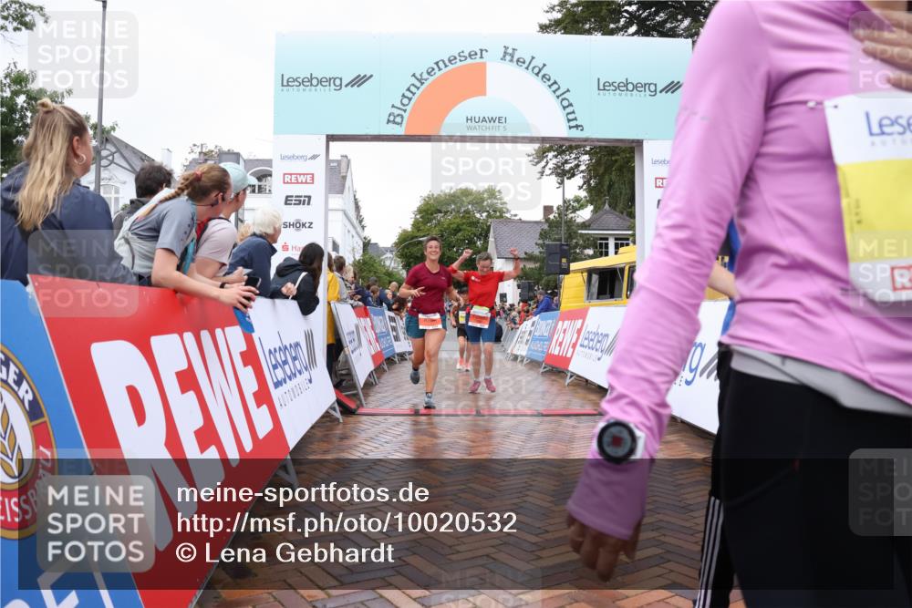 30.08.2026 - Blankeneser Heldenlauf Lena Gebhardt http://msf.ph/oto/10020532 30.08.2026 09:45:01 Ziel 1026, 1109, 1131, 1139, 1319, 1414, 1478, 1581, 1806, 1807, 3539, 3701 meine-sportfotos.de