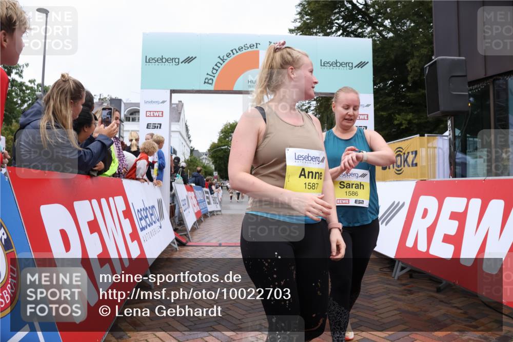 30.08.2026 - Blankeneser Heldenlauf Lena Gebhardt http://msf.ph/oto/10022703 30.08.2026 09:58:33 Ziel 1258, 1586, 1587 meine-sportfotos.de