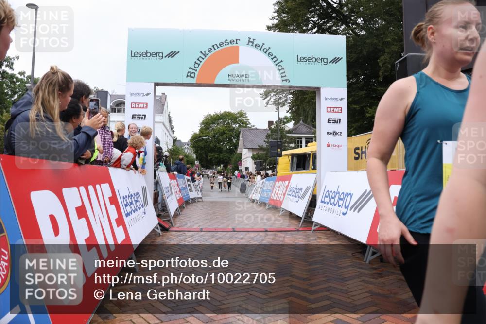 30.08.2026 - Blankeneser Heldenlauf Lena Gebhardt http://msf.ph/oto/10022705 30.08.2026 09:58:34 Ziel 1586, 1587 meine-sportfotos.de