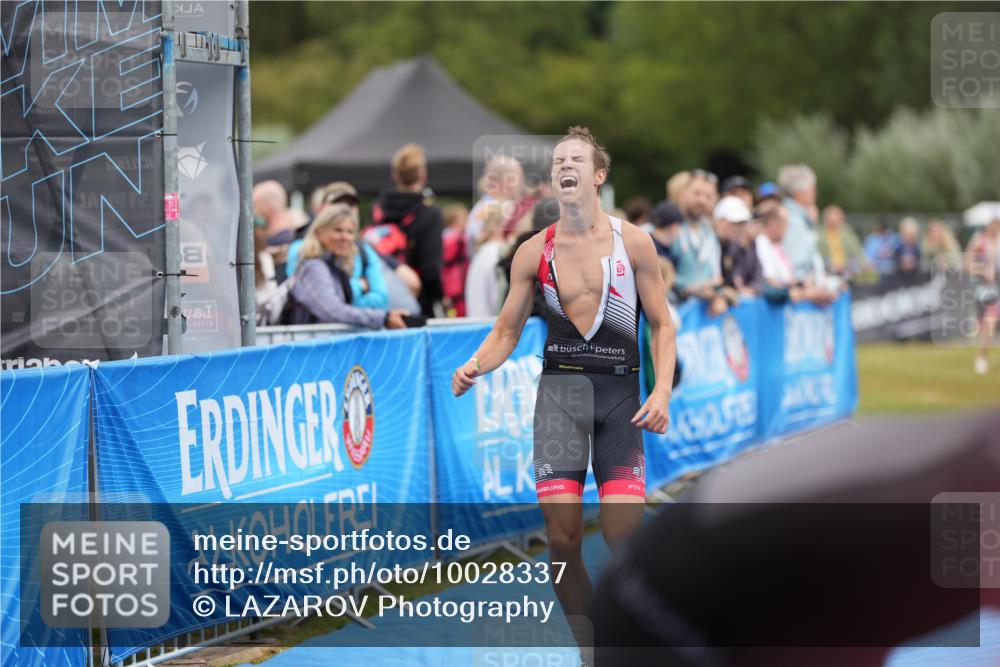 30.08.2026 - Elbe Triathlon Hamburg LAZAROV Photography http://msf.ph/oto/10028337 30.08.2026 11:36:19 Ziel 1446, 1447 meine-sportfotos.de