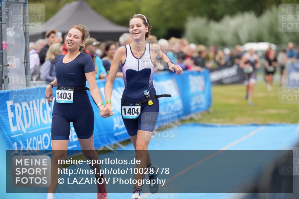 30.08.2026 - Elbe Triathlon Hamburg LAZAROV Photography http://msf.ph/oto/10028778 30.08.2026 11:57:38 Ziel 860, 1403, 1404 meine-sportfotos.de