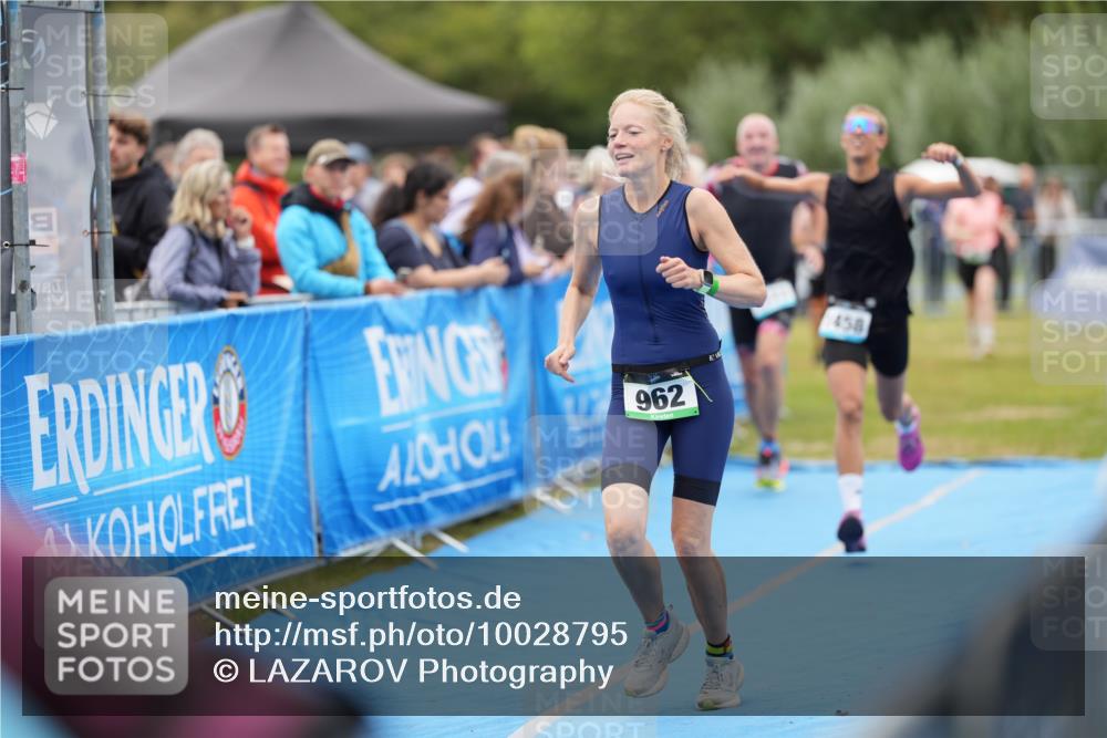 30.08.2026 - Elbe Triathlon Hamburg LAZAROV Photography http://msf.ph/oto/10028795 30.08.2026 11:58:07 Ziel 901, 962, 1333, 1443, 1458 meine-sportfotos.de