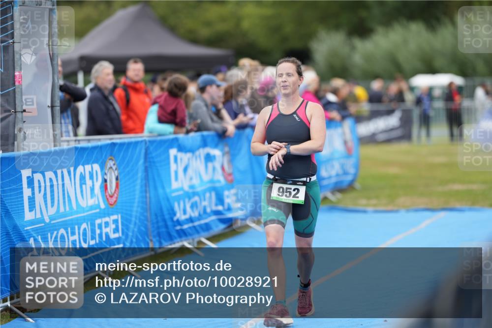 30.08.2026 - Elbe Triathlon Hamburg LAZAROV Photography http://msf.ph/oto/10028921 30.08.2026 12:03:26 Ziel 952 meine-sportfotos.de