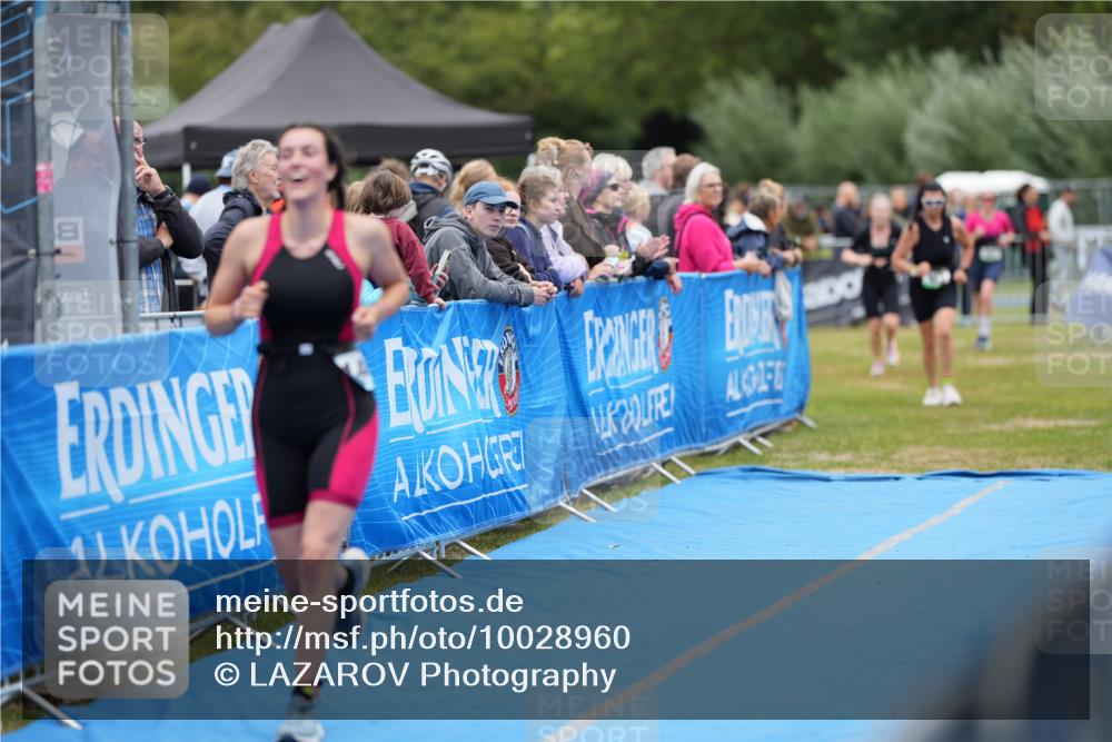 30.08.2026 - Elbe Triathlon Hamburg LAZAROV Photography http://msf.ph/oto/10028960 30.08.2026 12:04:42 Ziel 983, 1127, 1463 meine-sportfotos.de
