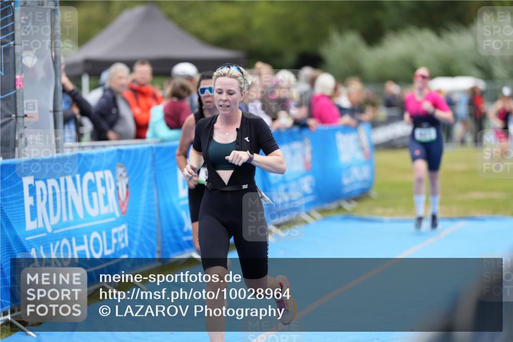 30.08.2026 - Elbe Triathlon Hamburg LAZAROV Photography http://msf.ph/oto/10028964 30.08.2026 12:04:49 Ziel 921, 983, 1127 meine-sportfotos.de