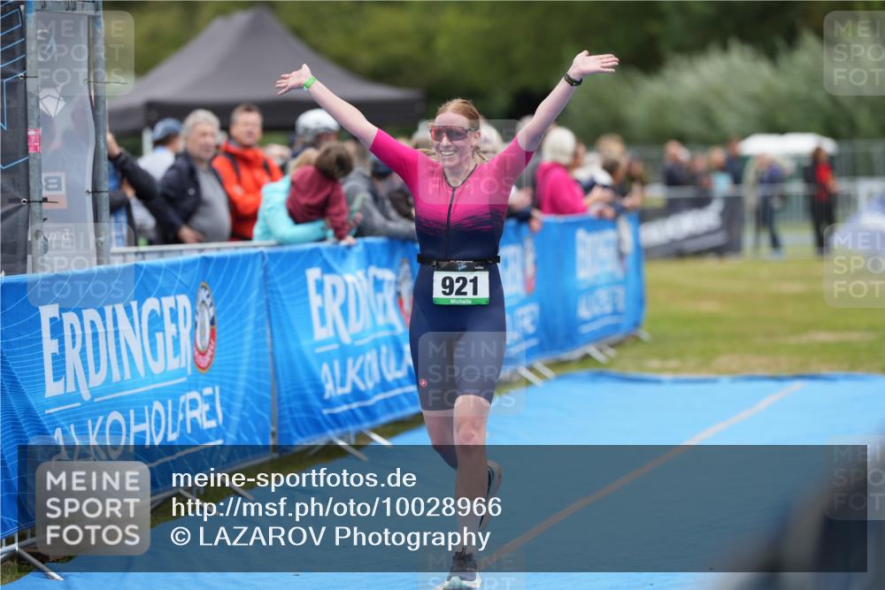 30.08.2026 - Elbe Triathlon Hamburg LAZAROV Photography http://msf.ph/oto/10028966 30.08.2026 12:04:51 Ziel 921, 983, 1127 meine-sportfotos.de