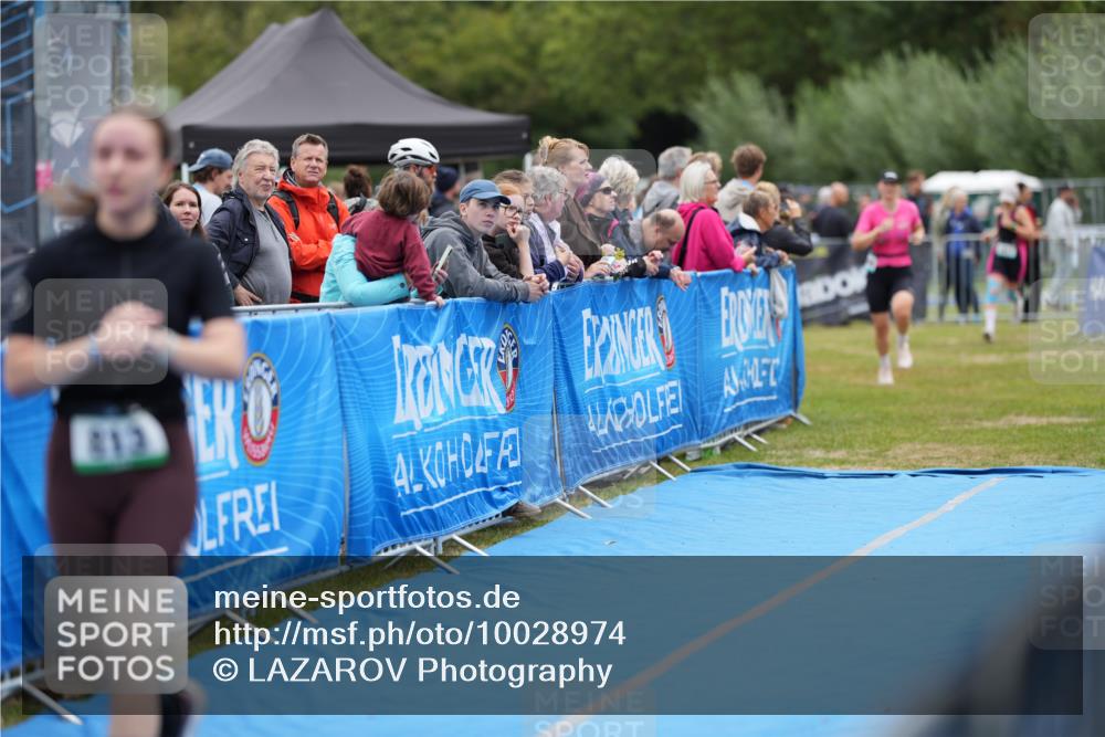 30.08.2026 - Elbe Triathlon Hamburg LAZAROV Photography http://msf.ph/oto/10028974 30.08.2026 12:05:08 Ziel 813, 1459, 1488 meine-sportfotos.de