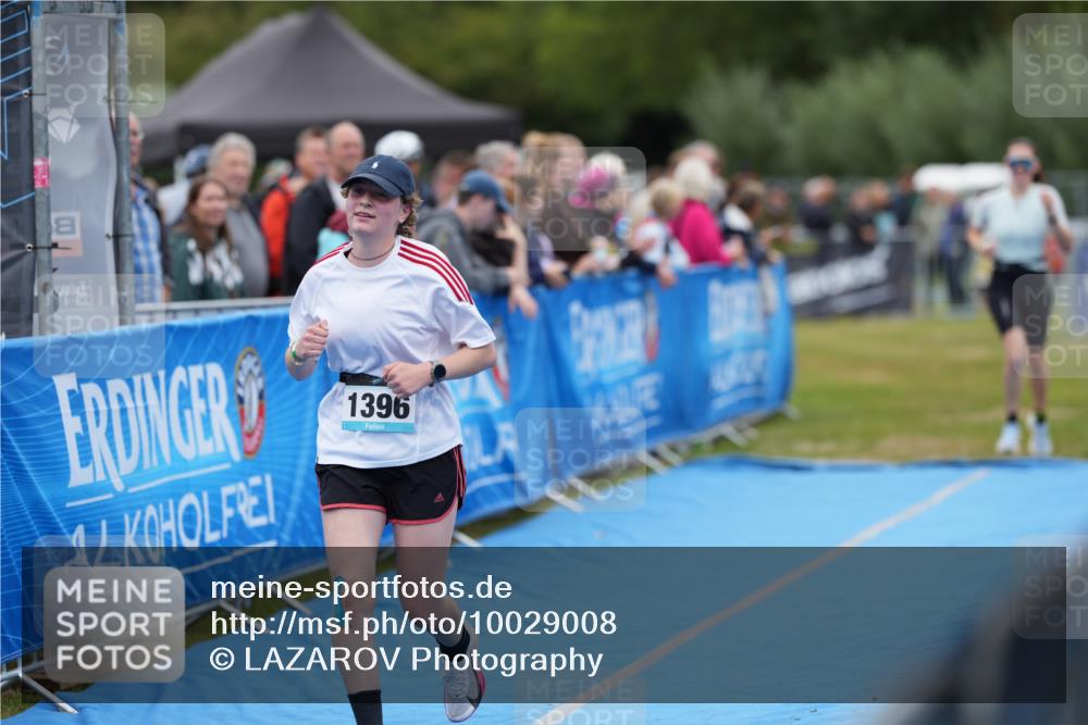 30.08.2026 - Elbe Triathlon Hamburg LAZAROV Photography http://msf.ph/oto/10029008 30.08.2026 12:05:55 Ziel 1396, 1398 meine-sportfotos.de