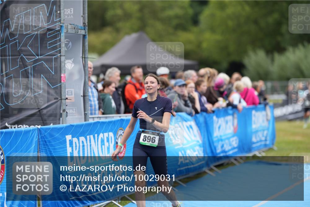 30.08.2026 - Elbe Triathlon Hamburg LAZAROV Photography http://msf.ph/oto/10029031 30.08.2026 12:06:59 Ziel 896, 1513, 1610 meine-sportfotos.de