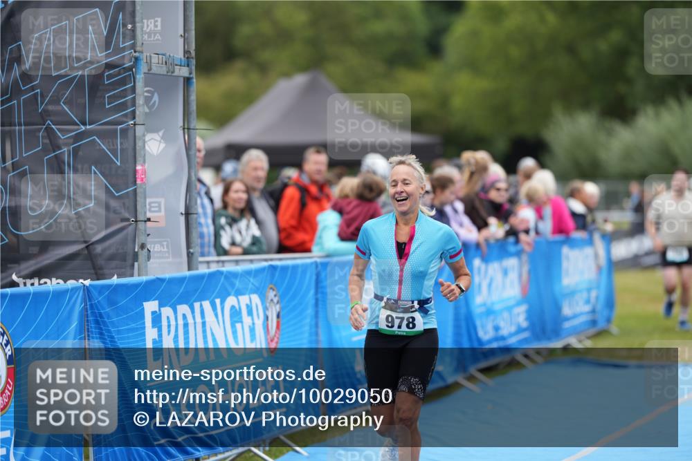 30.08.2026 - Elbe Triathlon Hamburg LAZAROV Photography http://msf.ph/oto/10029050 30.08.2026 12:07:51 Ziel 978, 1095 meine-sportfotos.de