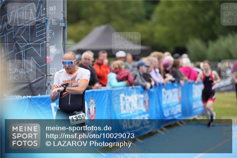 30.08.2026 - Elbe Triathlon Hamburg LAZAROV Photography http://msf.ph/oto/10029073 30.08.2026 12:08:31 Ziel 1355, 1357, 1633 meine-sportfotos.de