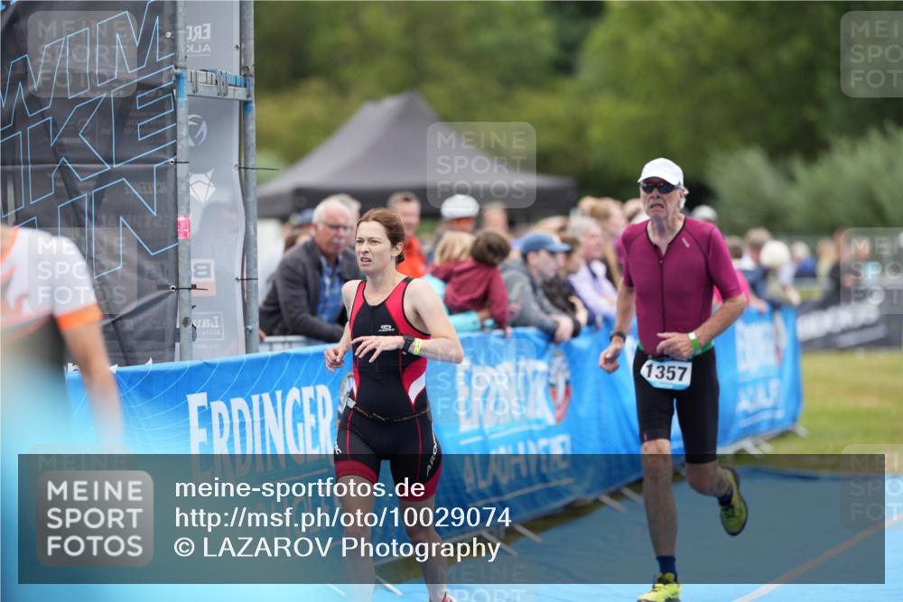 30.08.2026 - Elbe Triathlon Hamburg LAZAROV Photography http://msf.ph/oto/10029074 30.08.2026 12:08:33 Ziel 1355, 1357, 1633 meine-sportfotos.de