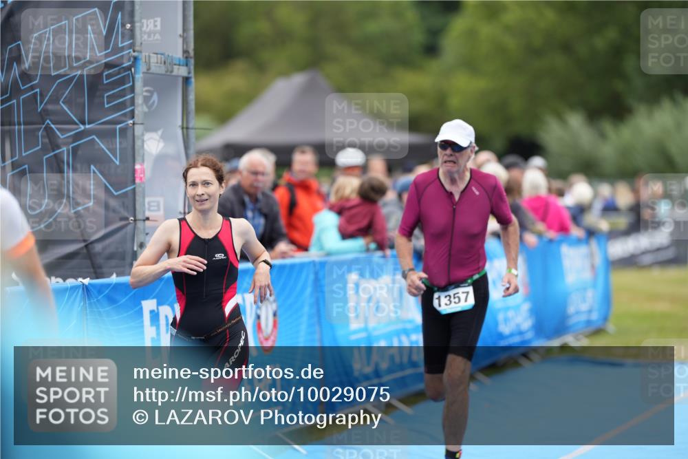 30.08.2026 - Elbe Triathlon Hamburg LAZAROV Photography http://msf.ph/oto/10029075 30.08.2026 12:08:33 Ziel 1355, 1357, 1633 meine-sportfotos.de