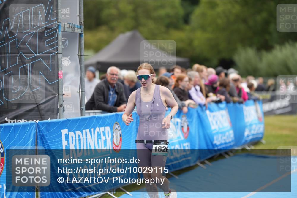 30.08.2026 - Elbe Triathlon Hamburg LAZAROV Photography http://msf.ph/oto/10029115 30.08.2026 12:10:16 Ziel 1372, 1382, 1626 meine-sportfotos.de