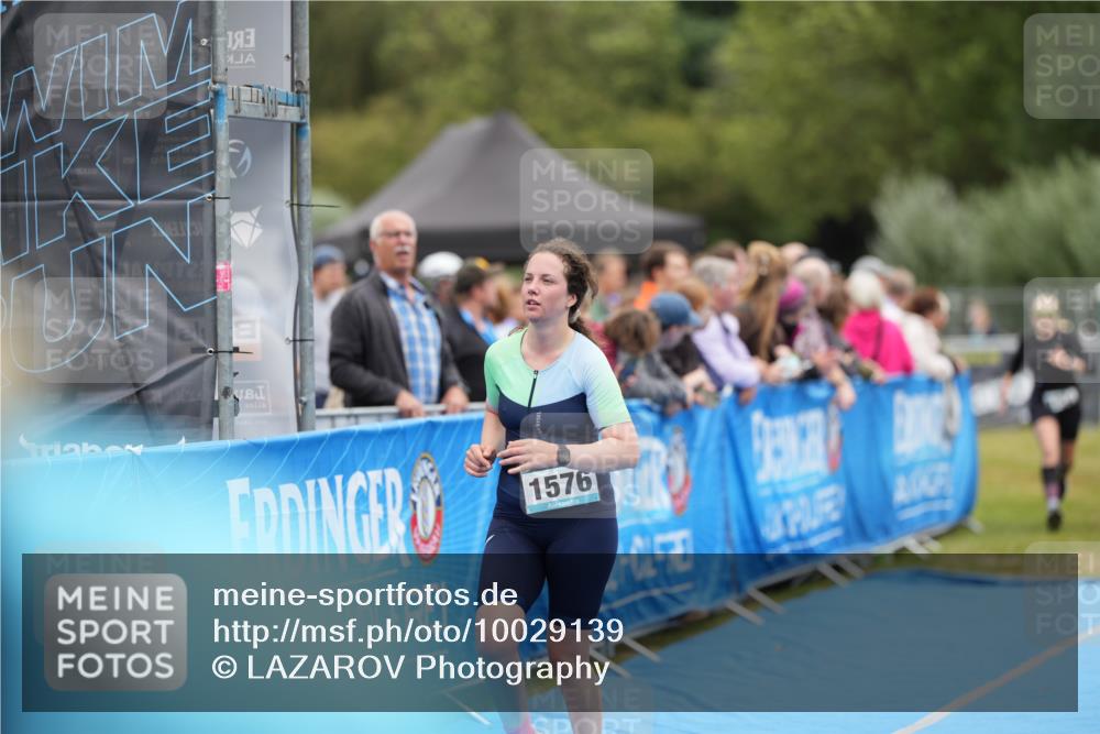 30.08.2026 - Elbe Triathlon Hamburg LAZAROV Photography http://msf.ph/oto/10029139 30.08.2026 12:11:11 Ziel 1534, 1576, 1581 meine-sportfotos.de