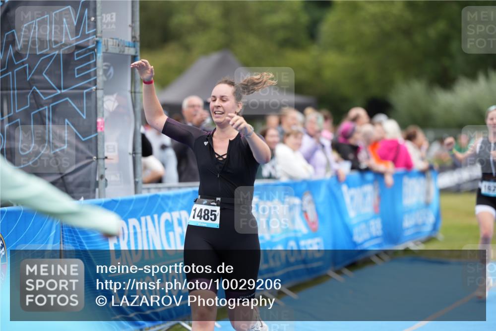 30.08.2026 - Elbe Triathlon Hamburg LAZAROV Photography http://msf.ph/oto/10029206 30.08.2026 12:14:47 Ziel 1485, 1502, 1629 meine-sportfotos.de