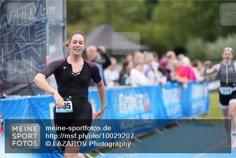 30.08.2026 - Elbe Triathlon Hamburg LAZAROV Photography http://msf.ph/oto/10029207 30.08.2026 12:14:47 Ziel 1485, 1502, 1629 meine-sportfotos.de