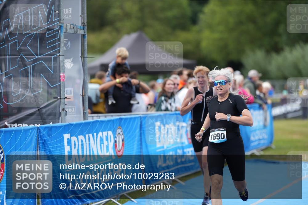 30.08.2026 - Elbe Triathlon Hamburg LAZAROV Photography http://msf.ph/oto/10029283 30.08.2026 12:19:12 Ziel 1690, 1695 meine-sportfotos.de