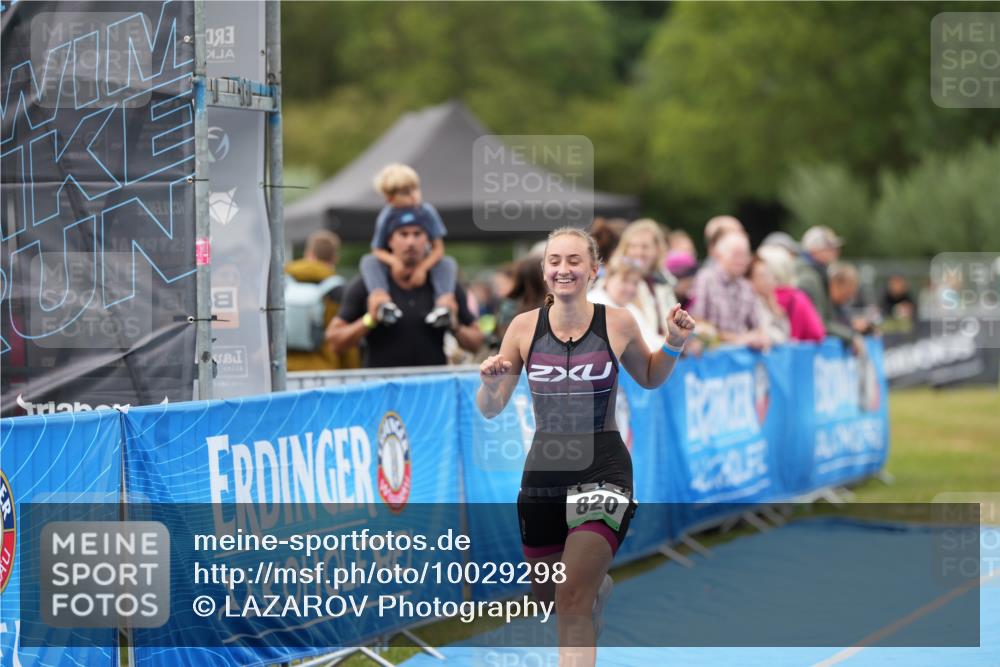 30.08.2026 - Elbe Triathlon Hamburg LAZAROV Photography http://msf.ph/oto/10029298 30.08.2026 12:19:57 Ziel 820 meine-sportfotos.de