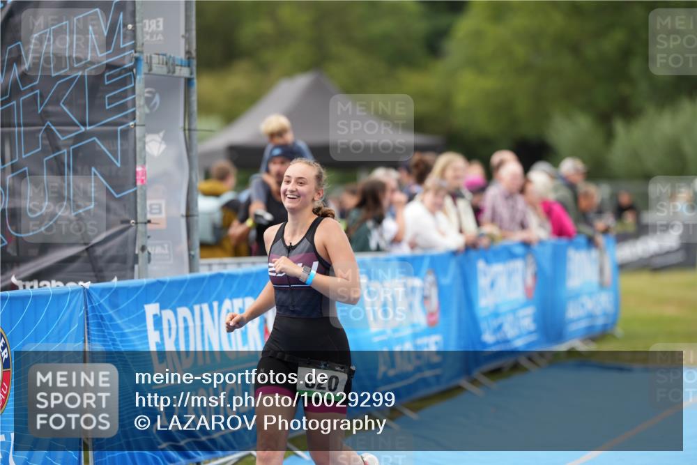 30.08.2026 - Elbe Triathlon Hamburg LAZAROV Photography http://msf.ph/oto/10029299 30.08.2026 12:19:58 Ziel 820 meine-sportfotos.de