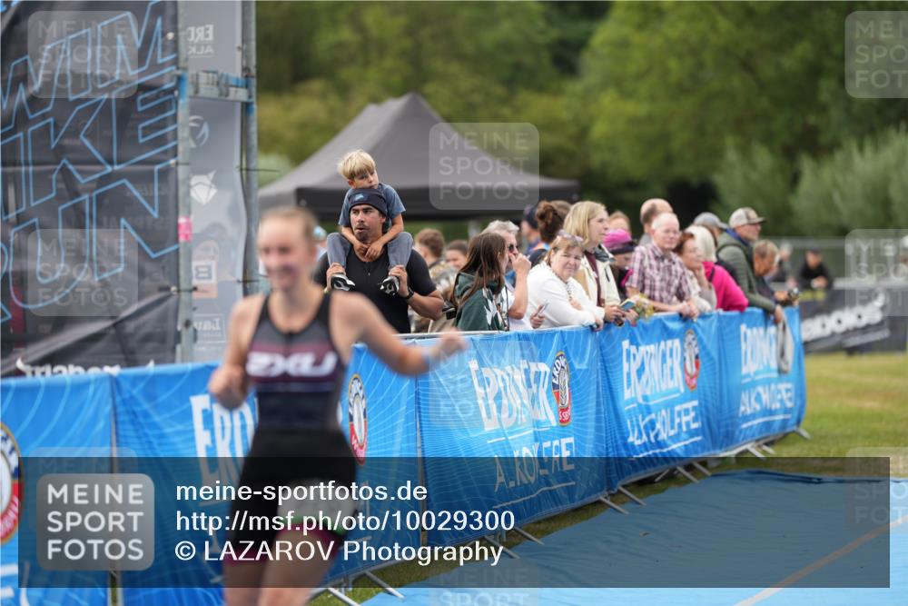 30.08.2026 - Elbe Triathlon Hamburg LAZAROV Photography http://msf.ph/oto/10029300 30.08.2026 12:19:58 Ziel 820 meine-sportfotos.de