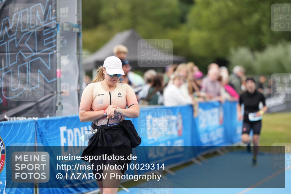 30.08.2026 - Elbe Triathlon Hamburg LAZAROV Photography http://msf.ph/oto/10029314 30.08.2026 12:21:14 Ziel 1600 meine-sportfotos.de