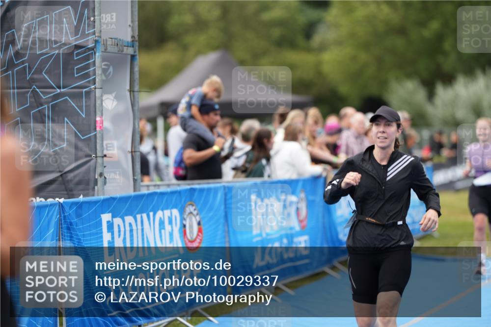 30.08.2026 - Elbe Triathlon Hamburg LAZAROV Photography http://msf.ph/oto/10029337 30.08.2026 12:22:12 Ziel 1408, 1604, 1613 meine-sportfotos.de
