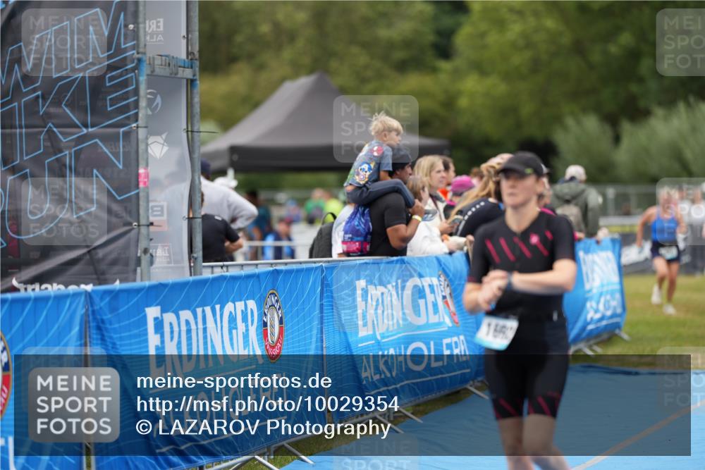 30.08.2026 - Elbe Triathlon Hamburg LAZAROV Photography http://msf.ph/oto/10029354 30.08.2026 12:23:17 Ziel 906, 1668, 1692 meine-sportfotos.de