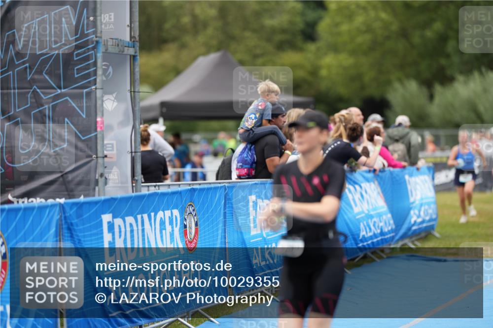 30.08.2026 - Elbe Triathlon Hamburg LAZAROV Photography http://msf.ph/oto/10029355 30.08.2026 12:23:17 Ziel 906, 1668, 1692 meine-sportfotos.de