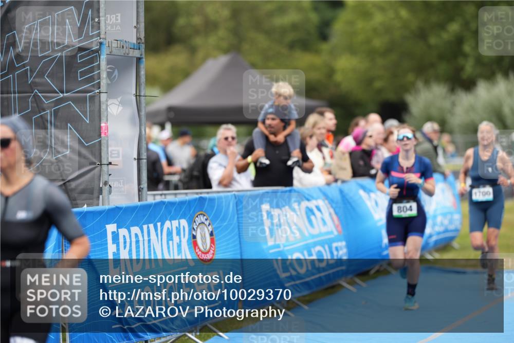 30.08.2026 - Elbe Triathlon Hamburg LAZAROV Photography http://msf.ph/oto/10029370 30.08.2026 12:24:35 Ziel 804, 925, 1672, 1700 meine-sportfotos.de