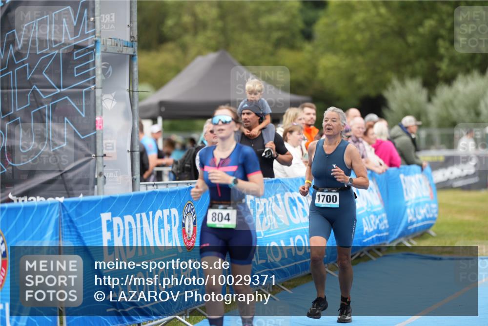 30.08.2026 - Elbe Triathlon Hamburg LAZAROV Photography http://msf.ph/oto/10029371 30.08.2026 12:24:36 Ziel 804, 925, 1672, 1700 meine-sportfotos.de