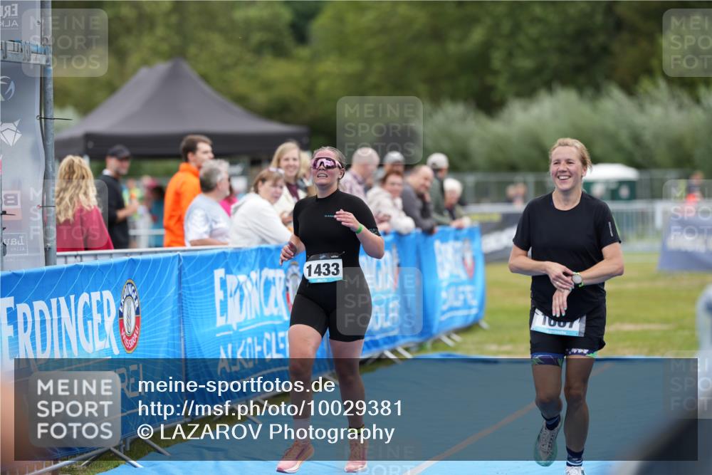 30.08.2026 - Elbe Triathlon Hamburg LAZAROV Photography http://msf.ph/oto/10029381 30.08.2026 12:30:33 Ziel 1418, 1433, 1667 meine-sportfotos.de