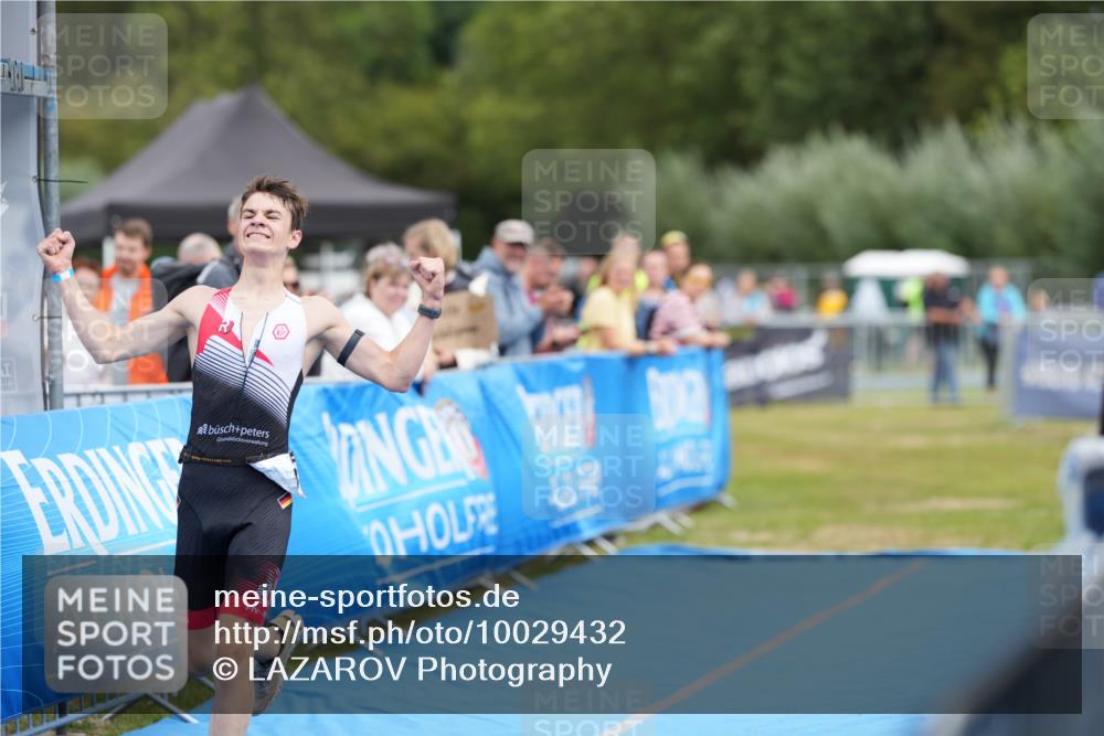 30.08.2026 - Elbe Triathlon Hamburg LAZAROV Photography http://msf.ph/oto/10029432 30.08.2026 12:36:13 Ziel 1740 meine-sportfotos.de