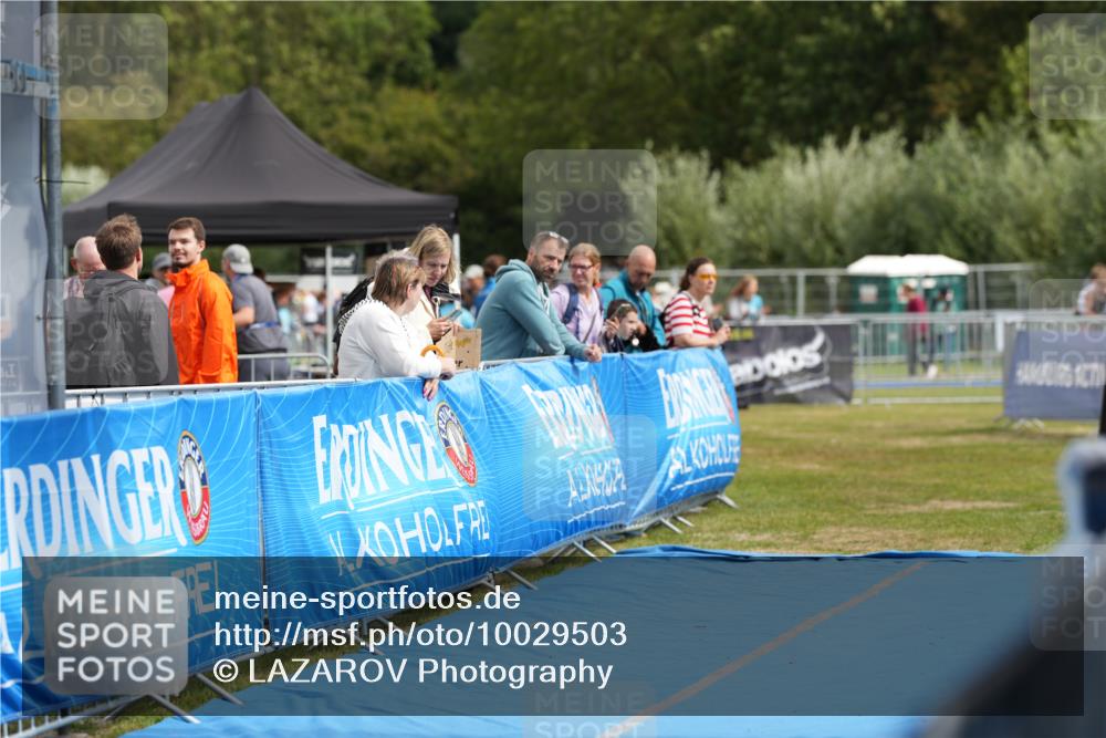 30.08.2026 - Elbe Triathlon Hamburg LAZAROV Photography http://msf.ph/oto/10029503 30.08.2026 12:44:37 Ziel 1743, 1745 meine-sportfotos.de