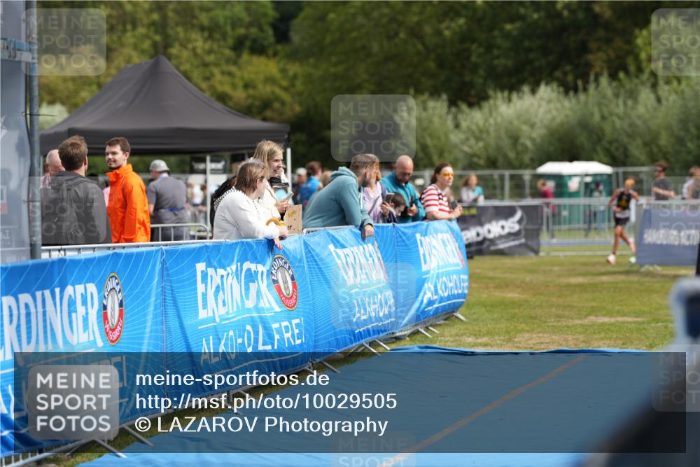 30.08.2026 - Elbe Triathlon Hamburg LAZAROV Photography http://msf.ph/oto/10029505 30.08.2026 12:44:38 Ziel 1743, 1745 meine-sportfotos.de