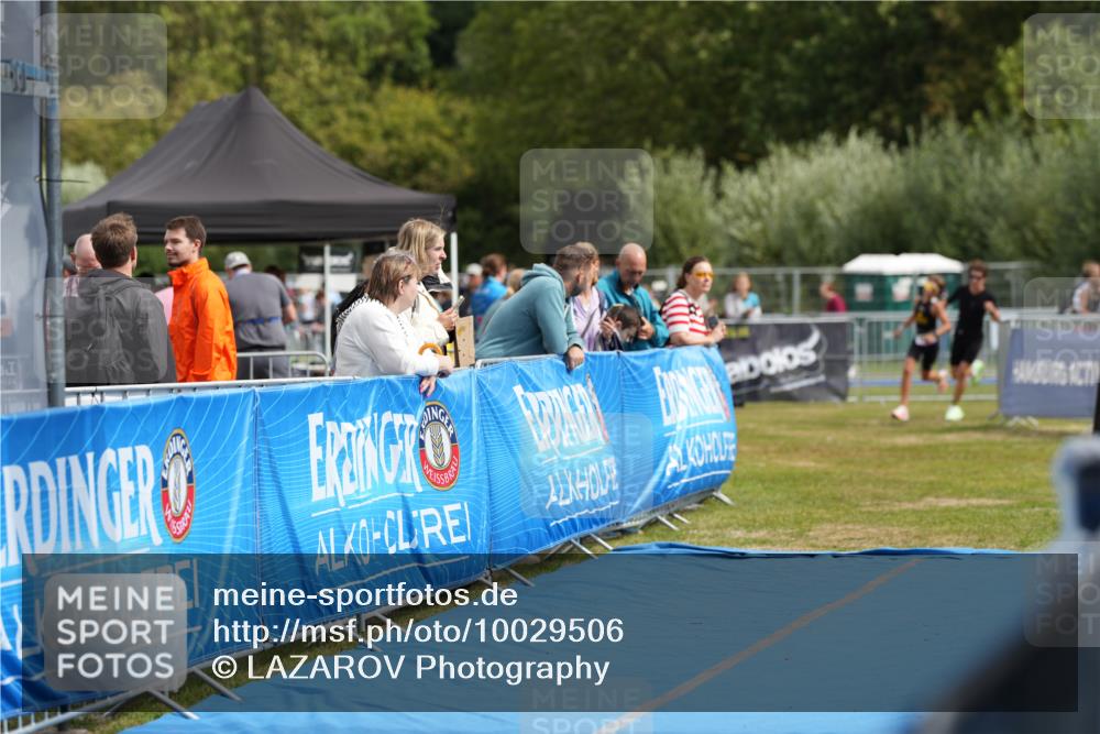 30.08.2026 - Elbe Triathlon Hamburg LAZAROV Photography http://msf.ph/oto/10029506 30.08.2026 12:44:38 Ziel 1743, 1745 meine-sportfotos.de