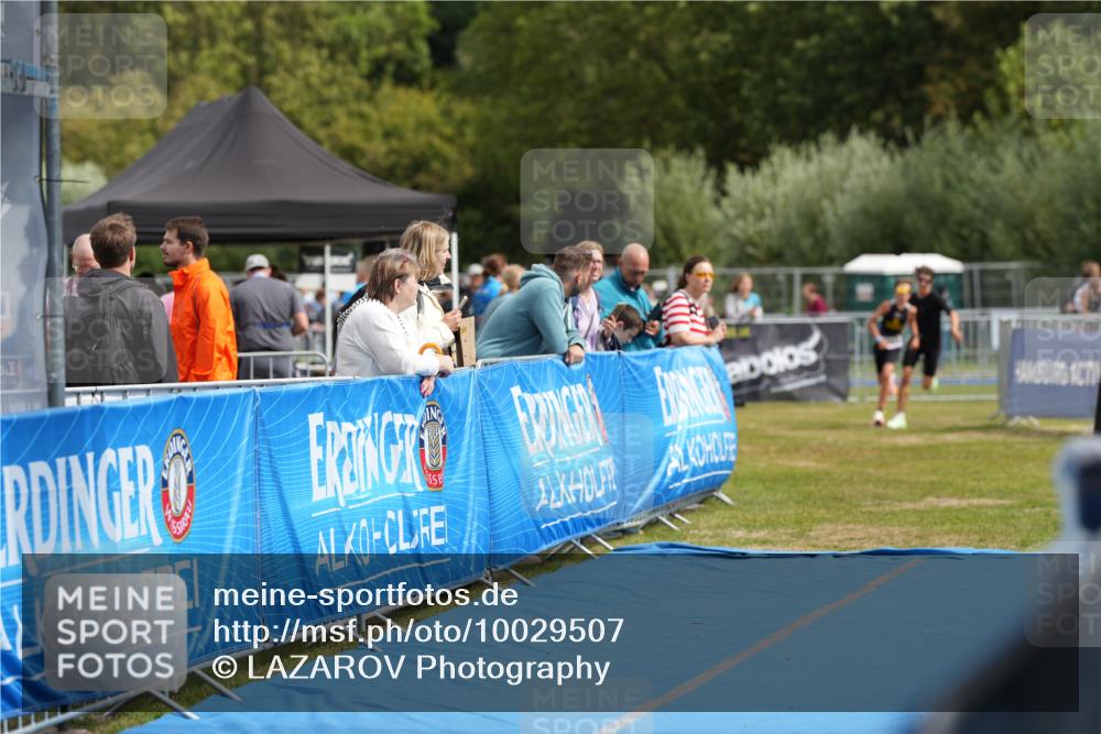 30.08.2026 - Elbe Triathlon Hamburg LAZAROV Photography http://msf.ph/oto/10029507 30.08.2026 12:44:38 Ziel 1743, 1745 meine-sportfotos.de