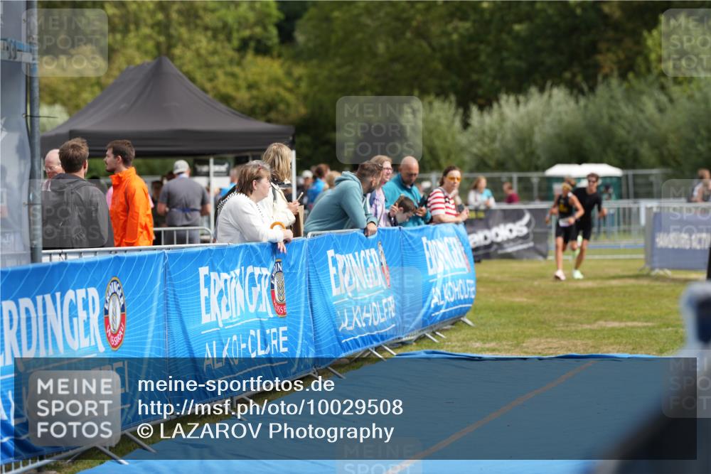 30.08.2026 - Elbe Triathlon Hamburg LAZAROV Photography http://msf.ph/oto/10029508 30.08.2026 12:44:39 Ziel 1743, 1745 meine-sportfotos.de