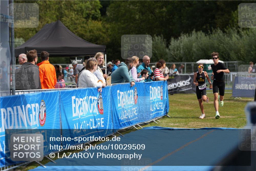 30.08.2026 - Elbe Triathlon Hamburg LAZAROV Photography http://msf.ph/oto/10029509 30.08.2026 12:44:42 Ziel 1743, 1745 meine-sportfotos.de